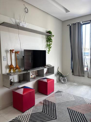 Μια τηλεόραση ή/και κέντρο ψυχαγωγίας στο Casa Confortável em condomínio