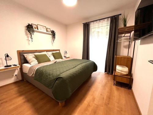 Un dormitorio con una cama y una ventana grande. en Wohlfühlplatzerl am Klopeiner See, en Unterburg am Klopeiner See