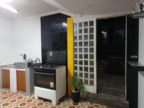 Η κουζίνα ή μικρή κουζίνα στο Hostel Goiabeiras