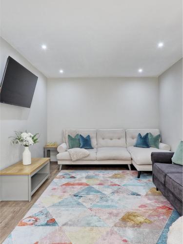 O zonă de relaxare la Large House Erith DA8 - 6 BDR - Sleeps up to 12 Guest - Parking - Garden - WiFi- Contractors - Families - Groups - Discounts Available for Long Term Bookings!