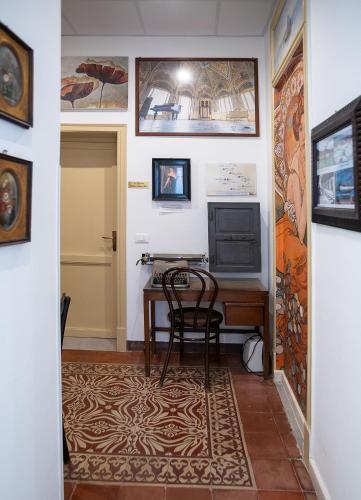 a dining room with a table and a desk at B&B Via Roma in Marsala