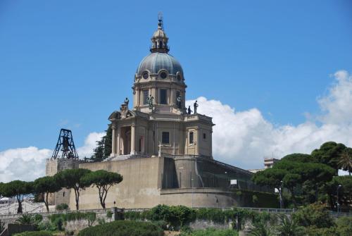 a building with a dome on top of it at Dimora dei Nobili in Messina