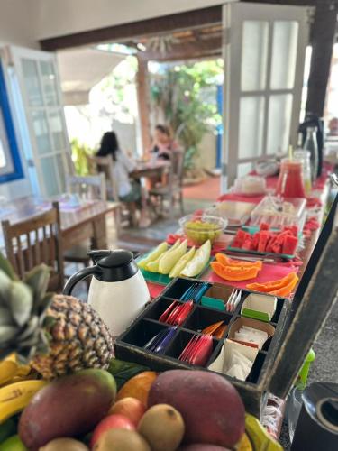 un buffet con frutta e verdura su un tavolo di Pousada Casa das Rosas a Búzios