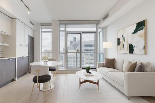 un salon avec un canapé et une table dans l'établissement Ritzdale Suites - Toronto's Entertainment District, à Toronto