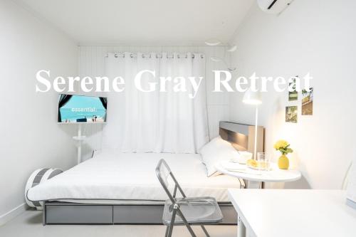 Ένα ή περισσότερα κρεβάτια σε δωμάτιο στο Serene Gray Retreat - 8 min walk from the subway station