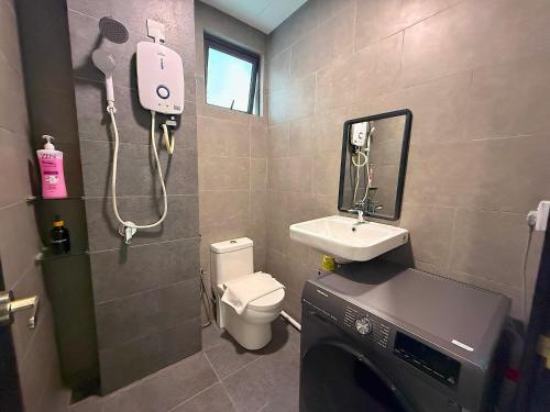 Bilik mandi di Neu Suites by Serenity Luxe Suites