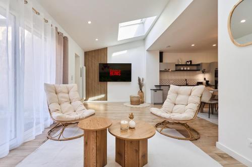 un salon avec deux chaises et une table dans l'établissement Le Cliquot - Maison - Spa - Jardin - Parking Gratuit, à Reims