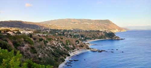 eine Luftaufnahme einer Insel im Ozean in der Unterkunft Casa Vacanze Tropea in Santa Domenica