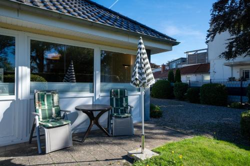two chairs and a table in front of a house at Haus Sonnenwinkel Bungalow 1 in Dahme