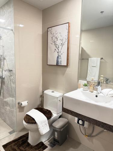 une salle de bain avec toilettes, lavabo et miroir dans l'établissement Rea's Pad, à Sampong