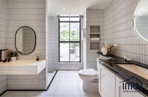 ホーチミン・シティにあるMaison Villa de Palm Marina A83 Luxの浴槽、トイレ、洗面台を備えたバスルーム