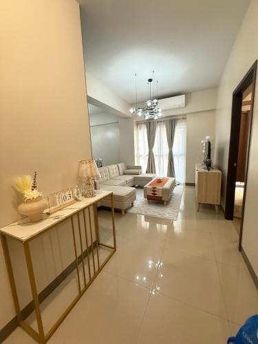un salon avec un canapé et une table dans l'établissement Rea's Pad, à Sampong