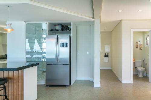 ジンブロスにあるB300 - Casa Beira Mar com piscina Privativaの部屋にステンレス製の冷蔵庫を備えたキッチン