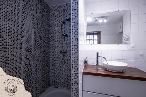 Koupelna v ubytování Les Voyageurs 2 chambres proche gare