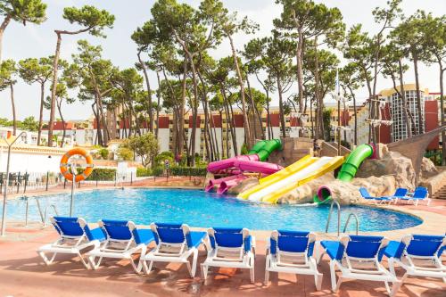 una piscina con sillas y toboganes en un complejo en AluaSun Marbella Park, en Marbella