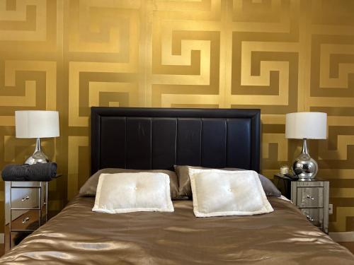 ein Schlafzimmer mit einem großen Bett und zwei Lampen in der Unterkunft Oriente River Apartments by Paula de Assunção in Lisbon Humberto Delgado Airport