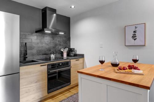 een keuken met een aanrecht met twee glazen wijn bij Snowcrest 216 condo in Park City