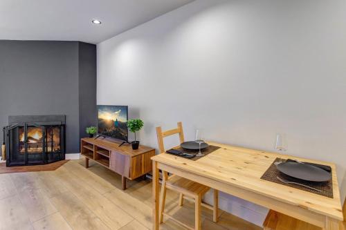 een eetkamer met een tafel en een open haard bij Snowcrest 216 condo in Park City