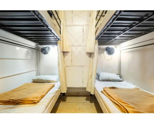 Cette chambre comprend 2 lits. dans l'établissement goldenstar deluxe dormitory, à Mumbai
