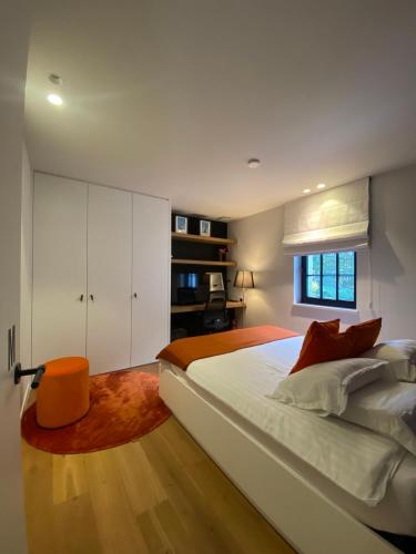 a white bedroom with a large bed and a window at Oase d'Itegem - Wellness & Luxe in Heist-op-den-Berg