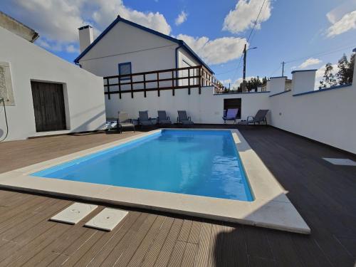 CarvideCasa da Avó Julia的屋顶上的游泳池