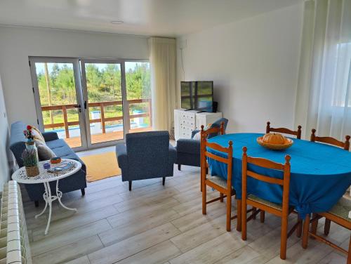 CarvideCasa da Avó Julia的客厅配有蓝色的桌子和椅子