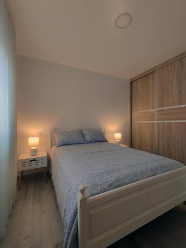 a bedroom with a bed with two lamps on it at Casa da Avó Julia in Carvide