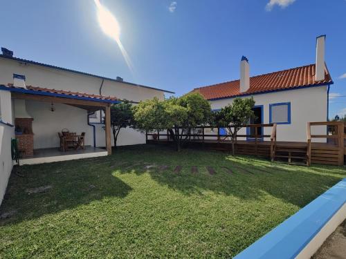 a view of the backyard of a house at Casa da Avó Julia in Carvide