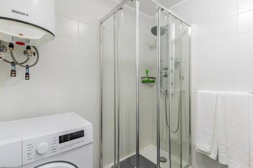 Koupelna v ubytování Renovated apartment with sunny terrace and ocean views in Malibu Park Tenerife