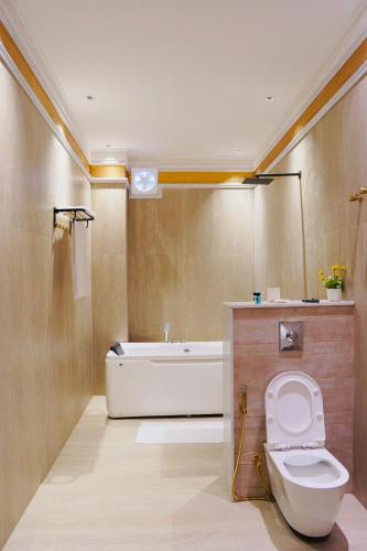 Bilik mandi di Hotel Le Aura Grand opp DHA Rahbar Defence Road