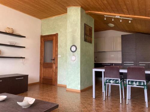 a kitchen with a table and chairs in a room at Appartamenti Elda Zandegiacomo in Auronzo di Cadore