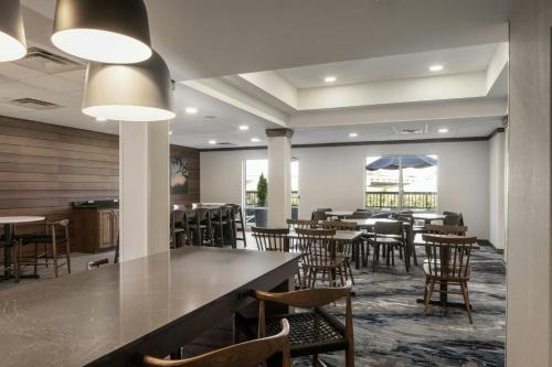 a restaurant with tables and chairs and a bar at Fairfield by Marriott Ruston in Ruston