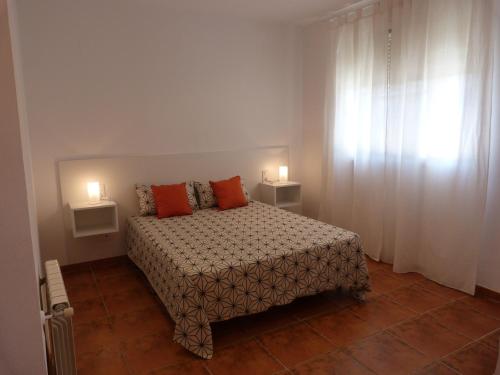 Un pat sau paturi într-o cameră la Adosado Calle Mar Cantabrico