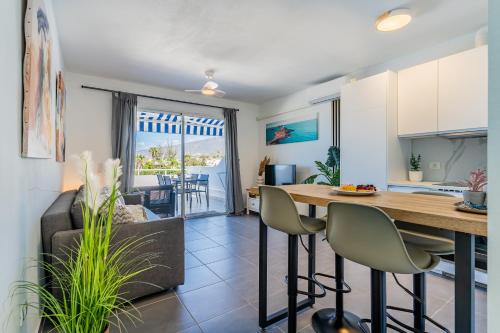 Renovated apartment with sunny terrace and ocean views in Malibu Park Tenerife