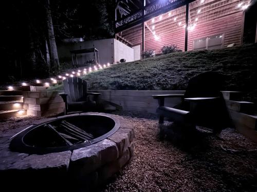 Φωτογραφία από το άλμπουμ του The cozy Lazy Laurel with year-round mountain views, hot tub, fire pit σε Cherry Log