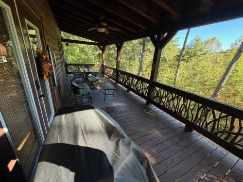 Μπαλκόνι ή βεράντα στο The cozy Lazy Laurel with year-round mountain views, hot tub, fire pit