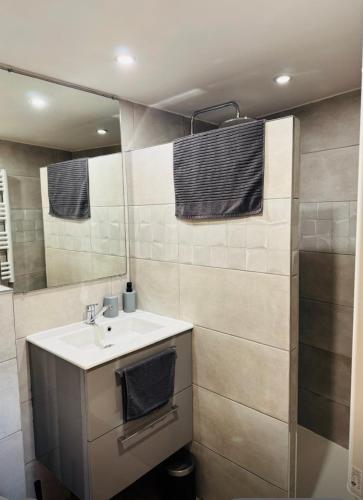 une salle de bains avec un lavabo et un miroir dans l'établissement Casa Louca, à Saint-Aygulf