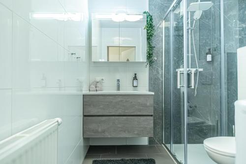 9-Min to City Center, Comfy 1BR and 1LR with Balcony