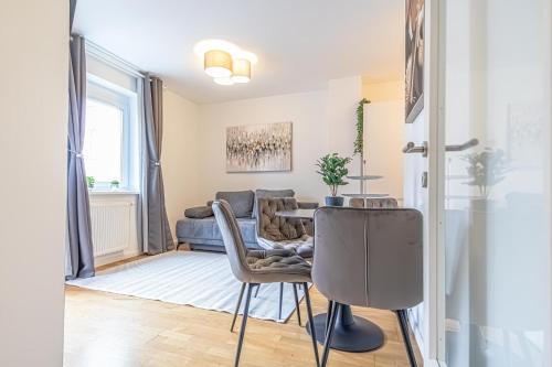 9-Min to City Center, Comfy 1BR and 1LR with Balcony