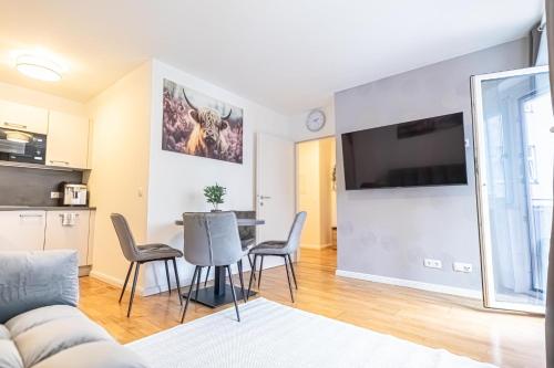 9-Min to City Center, Comfy 1BR and 1LR with Balcony