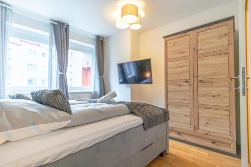 9-Min to City Center, Comfy 1BR and 1LR with Balcony