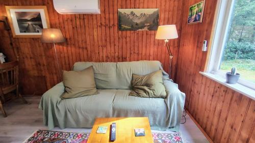 Χώρος καθιστικού στο Vrijstaand in het bos met privé sauna