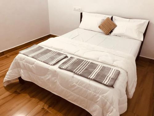 Ένα ή περισσότερα κρεβάτια σε δωμάτιο στο Hampi Glow Homestay