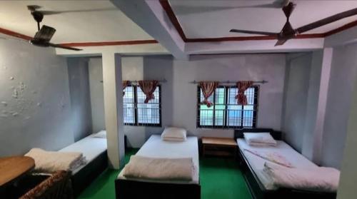 Una cama o camas en una habitación de Baglung Durbang Guest House