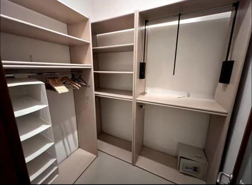 セントジュリアンズにあるLuxury Stay Private Room with Ensuiteの空の白い冷蔵庫(ドアを開けます)