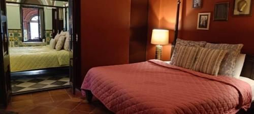 Una cama o camas en una habitación de Raghu Vilas