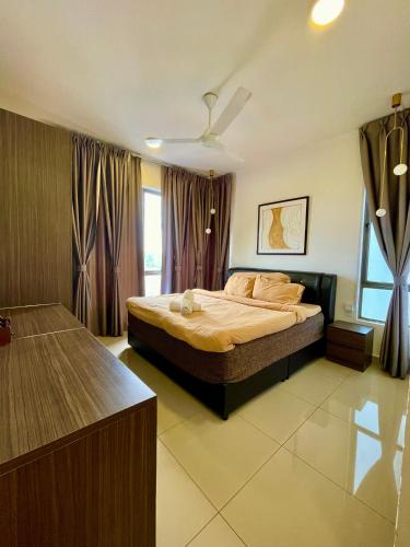 a bedroom with a large bed and a window at Paddy Bee in Brinchang
