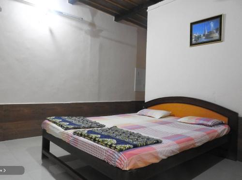 Un dormitorio con una cama con una colcha encima en Travel Moody Beach touch Homestay & Campsite, en Dapoli