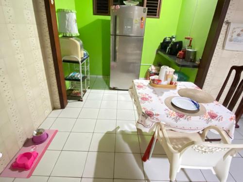 - Cocina de juguete con mesa y nevera en Hostel da Dinda, en São Luís