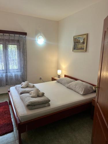 Postel nebo postele na pokoji v ubytování Prenoćište Majkin salaš